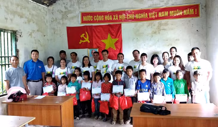 ĐTN huyện trao quà cho các em có hoàn cảnh khó khăn tại thôn Sú Cáu, xã Húc Động