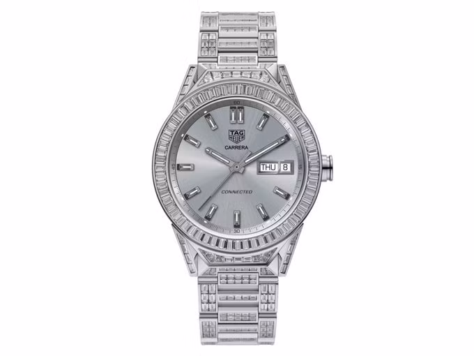 TAG Heuer Connected Modular là chiếc smartwatch đắt nhất thế giới với giá bán 180.000 USD. Chiếc đồng hồ thông minh này được phủ bằng vàng trắng, cùng với 589 viên kim cương. Sử dụng hệ điều hành Wear của Google, nó có khả năng thông báo các tin nhắn, email... và hỗ trợ theo dõi tập thể dục. Pin có dung lượng khoảng 25 giờ.