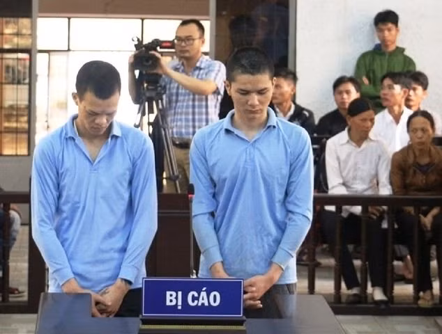 Hai bị cáo Nông Văn Thực và Nông Văn Phóng tại phiên tòa.