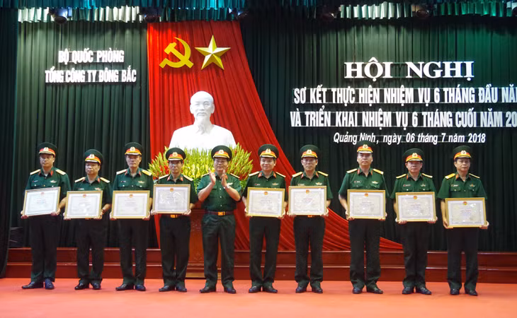 Nhiều cá nhân có thành tích xuất sắc trong phong trào thi đua 6 tháng đầu năm 2018 đã được lãnh đạo TCT khen thưởng. 