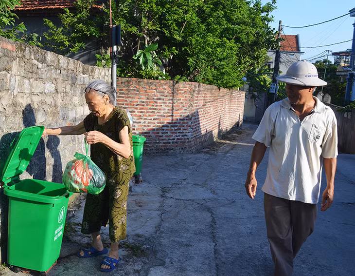 Người dân khu 4, phường Trưng Vương bỏ rác đúng nơi quy định