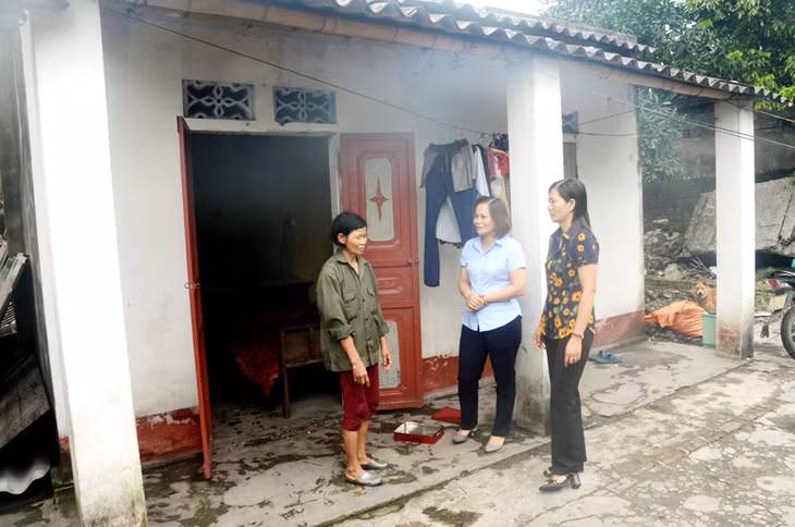 Ngôi nhà cũ, thấp rộng chưa đầy 25m2 của gia đình bà Phan Thị Mản, phường Cẩm Sơn, TP Cẩm Phả.