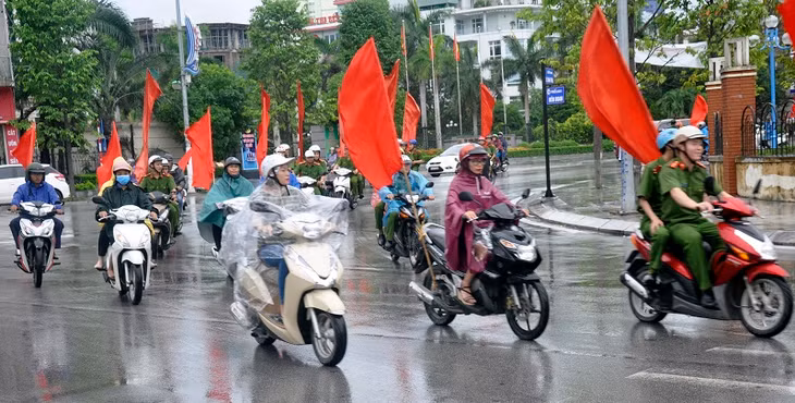 Các lực lượng xuống đường diễu hành hưởng ứng Tháng hành động PCTPMT.