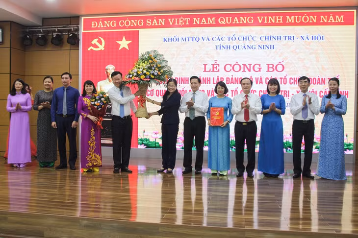 Đồng chí Đỗ Thị Hoàng, Phó Bí thư Thường trực Tỉnh ủy, tặng hoa chúc mừng Ban Chấp hành Đảng bộ Cơ quan Khối ra mắt.