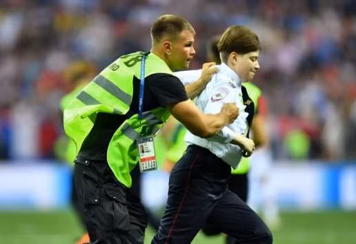 Cảnh sát đá ngăn chặn kịp thời nữ CĐV lao vào sân.