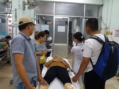 Một nạn nhân bị thương nặng được điều trị tại bệnh viện đa khoa trung tâm tỉnh Tiền Giang (Ảnh: Nhật Trường)