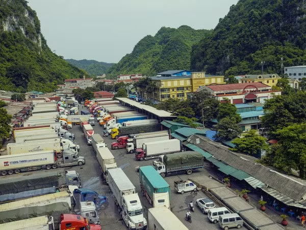 Xe chở nông sản chờ xuất hàng qua cửa khẩu Tân Thanh (Lạng Sơn). (Ảnh: Hoàng Hùng/TTXVN)