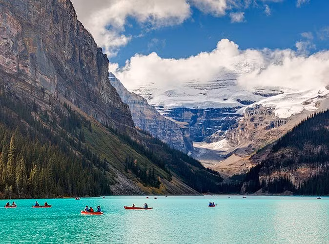 11. Hồ Louise nằm ở Vườn Quốc gia Banff, Canada: Đây là một điểm đến nghỉ dưỡng quanh năm. Vào những ngày nắng đẹp, nước hồ trong xanh in bóng những dãy núi tuyết phủ xung quanh.