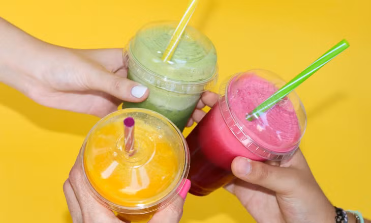 Nước hoa quả: Nước hoa quả không thích hợp làm món chính cho bữa sáng, vì chúng chủ yếu là đường và carbs. Bạn nên ăn món giàu protein và chất béo tốt, sau đó dùng nước hoa quả làm bữa nhẹ giữa buổi. Ảnh: Takeaway Packaging.