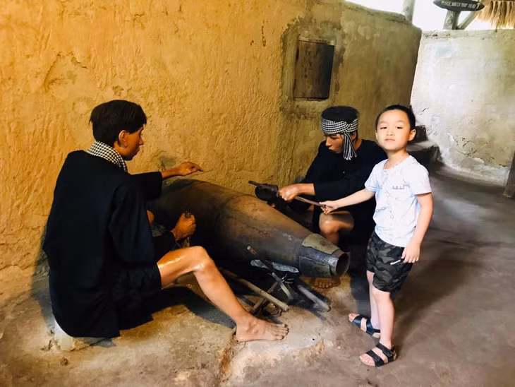Tham quan công binh xưởng, nơi lấy thuốc nổ, mảnh bom để chế tạo các loại vũ khí.