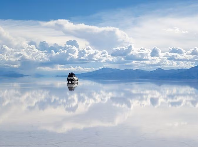  15. Cánh đồng muối Uyuni ở tây nam Bolivia: Với hồ muối trắng muốt in bóng bầu trời đầy mây tạo ảo giác đi bộ trong mây.