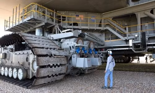 Xe kéo bánh xích của NASA là một trong những phương tiện lớn nhất hành tinh. Ảnh: NASA.