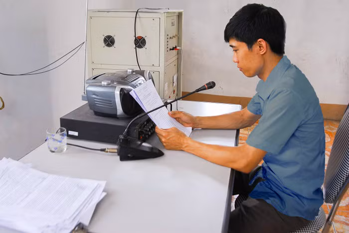 Cán bộ văn hóa – xã hội xã Bình Dương (TX Đông Triều) thông báo thời gian kỳ họp họp thứ 8, HĐND tỉnh khóa XIII qua loa truyền thanh của xã để người dân tiện theo dõi.