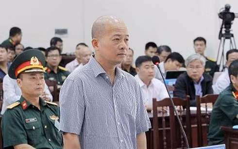 Bị cáo Đinh Ngọc Hệ tại phần kiểm tra căn cước trước tòa, sáng 30/7. Ảnh: TTXVN.