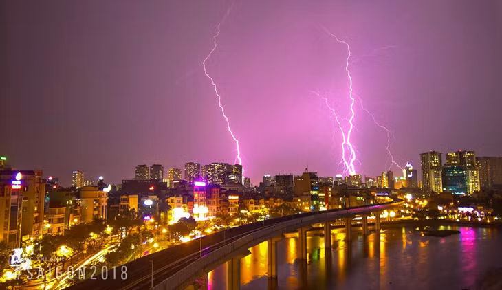 Hà Nội và TP. HCM trở thành 2 thành phố sôi động và náo nhiệt nhất cả nước, bên cạnh những trung tâm của miền và khu vực khác. Nơi đây, những tòa nhà chọc trời đua nhau vươn mình đón nắng mưa và cả những cơn cuồng nộ của thiên nhiên. Ảnh: Nguyễn Duy Quân.