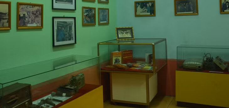 Một số phương tiện tác nghiệp của phóng viên đài truyền thanh của mỏ Mạo Khê. (Ảnh: Phạm Học).