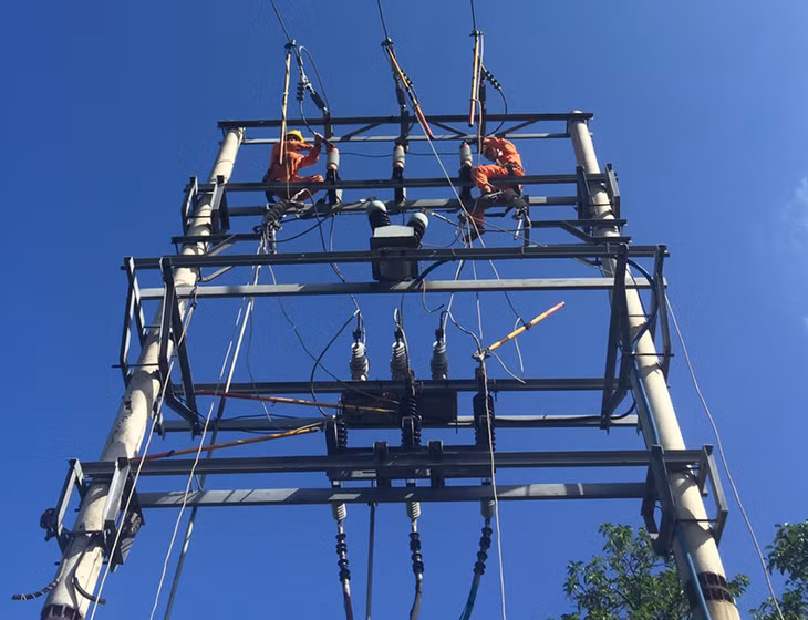 Công nhân Điện lực Quảng Ninh sửa chữa đường dây 22kV cấp điện cho các xã đảo huyện Vân Đồn