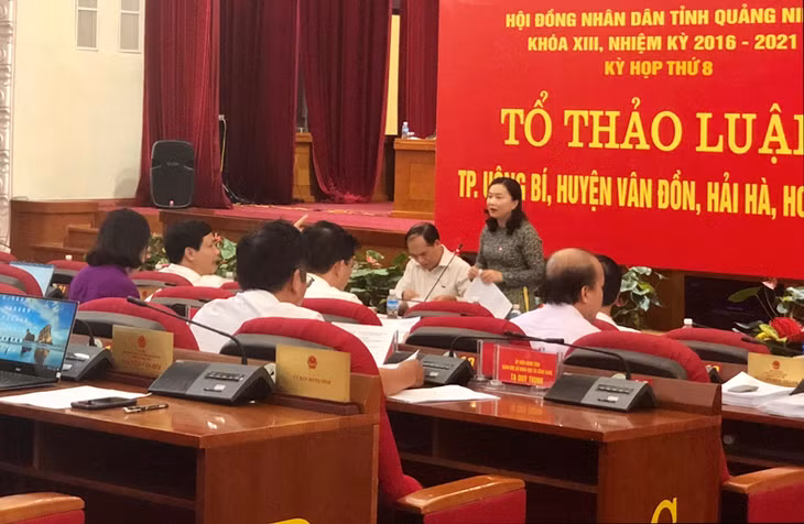 Các đại biểu thảo luận tại Tổ thảo luận số 3