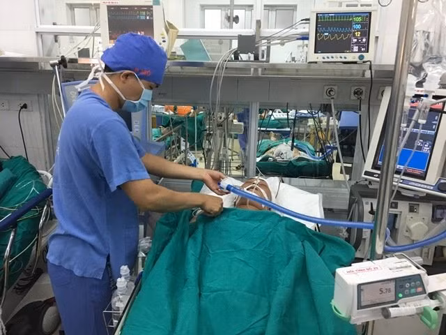 Bệnh nhân Trần Thanh Khánh (nam, 24 tuổi) bị đa chấn thương, trật T8, T9, liệt hoàn toàn.