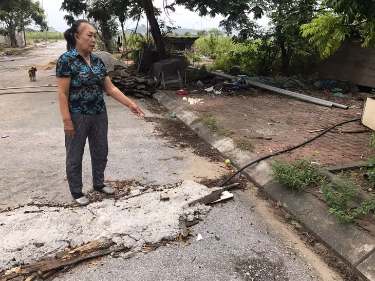 Đường nước gia đình nhà bà Ngô Thúy Hồng, tổ 18 khu 3, phường Hà Khánh phải tự mắc.
