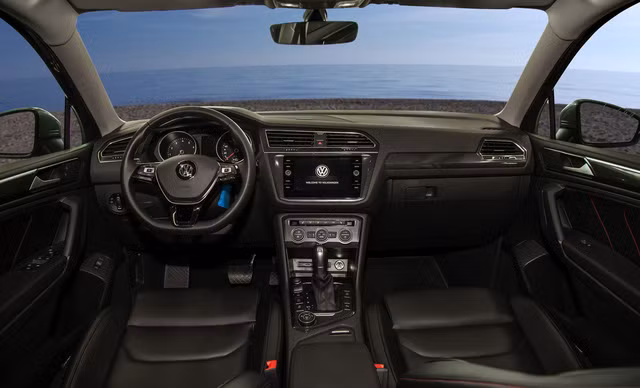 Nội thất thực dụng là điểm mạnh của Tiguan Allspace so với các mẫu xe Đức cùng tầm tiền.