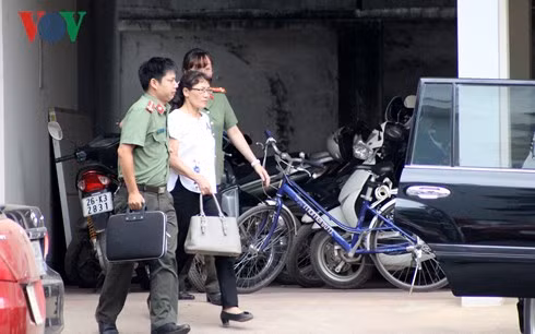 Bà Nguyễn Thị Hồng Nga lên xe rời khỏi Sở Giáo dục-Đào tạo