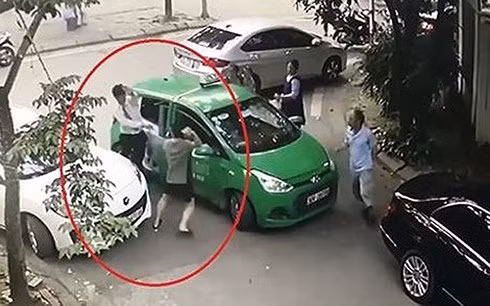 Hình ảnh từ clip ghi lại vụ việc.