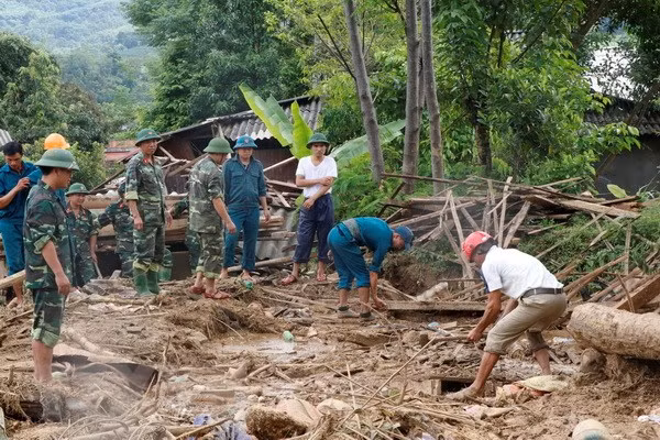 Các lực lượng chức năng giúp đỡ bà con nhân dân khắc phục hậu quả mưa lũ. (Ảnh: Việt Dũng/TTXVN)