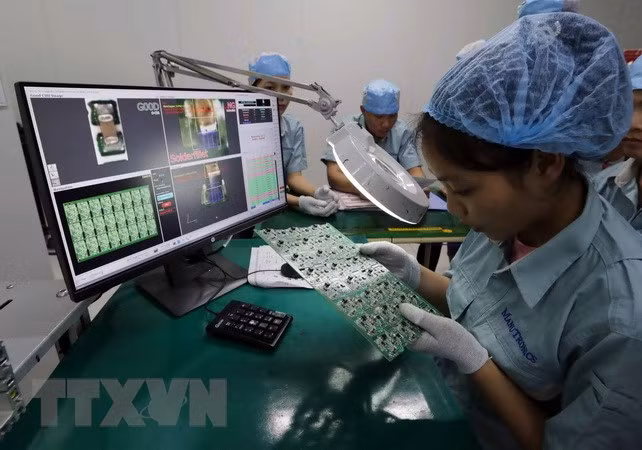 Xưởng lắp ráp linh kiện điện tử. (Ảnh: Trần Việt/TTXVN)