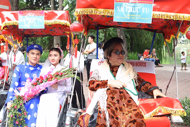 NSƯT Minh Vượng (Nhà hát Kịch Hà Nội) và đồng nghiệp tái hiện cảnh đám cưới xưa của người Hà Nội trong lễ hội sáng 29/7