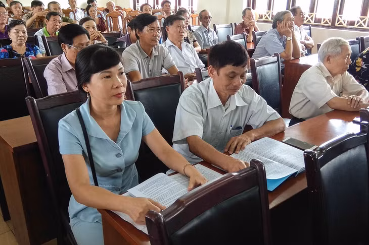 Các học viên nghiên cứu tài liệu chuyên đề.