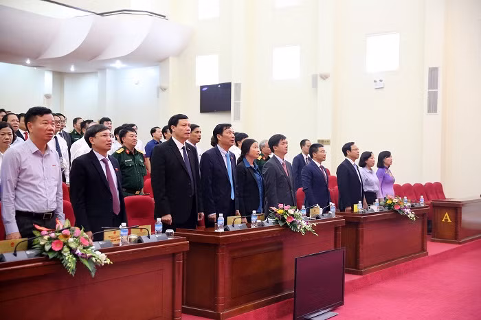 Các đại biểu thực hiện nghi lễ chào cờ bế mạc kỳ họp.