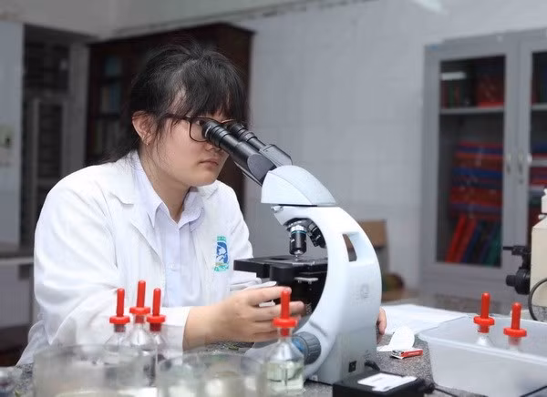 Nguyễn Phương Thảo, học sinh lớp 12, Trường THPT chuyên Khoa học Tự nhiên, Đại học Quốc gia Hà Nội đoạt huy chương Vàng. (Ảnh: Quý Trung/TTXVN)