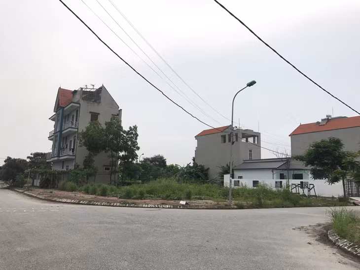 Nhiều hộ dân đã xây phải tự mắc điện, nước.