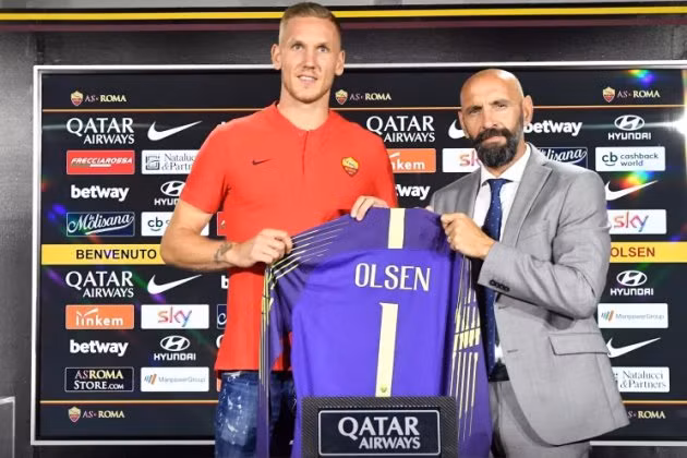 Olsen rạng rỡ ra mắt CLB cùng Giám đốc thể thao Monchi.