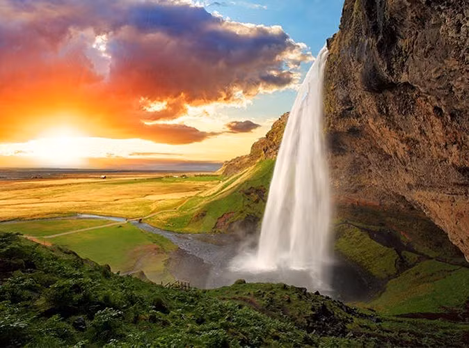  1. Thác Seljalandsfoss, Iceland: là một trong những thác nước nổi tiếng nhất ở khu vực phía nam của Iceland, Seljalandsfoss là điểm phải ghé thăm ở Iceland.