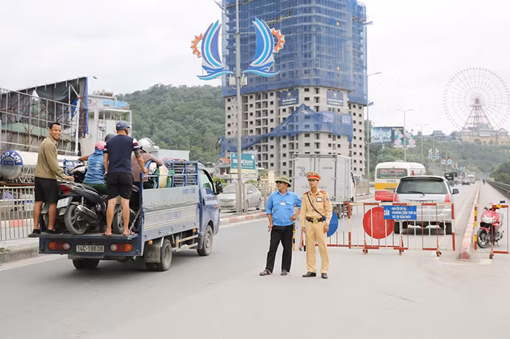 Do ảnh hưởng của bão số 10, khoảng 10h sáng nay (15/9), trên cầu Bãi Cháy (TP Hạ Long) có gió cấp 6, giật cấp 7-8. Để đảm bảo an toàn cho người và phương tiện lưu thông qua cầu, lực lượng chức năng của tỉnh đã thực hiện việc cấm phương tiện xe máy qua cầu.