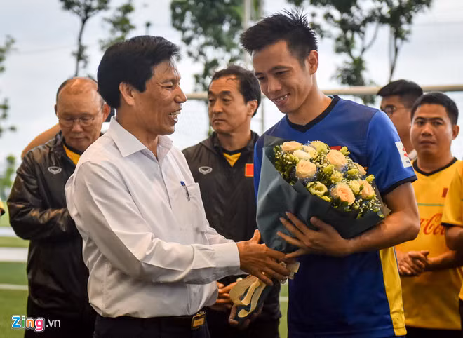Văn Quyết (phải) nhận hoa từ Bộ trưởng Thiện trong buổi tập chiều nay. Ảnh: Việt Hùng.