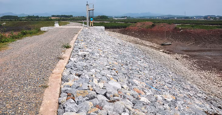 Toàn huyện đã nâng cấp được 19,3km đê. Tuyến đê lò vôi, xã Đường Hoa Tuyến đê lò vôi, xã Đường Hoa có chiều dài hơn 1.299m hiện được nâng cấp 830m. 