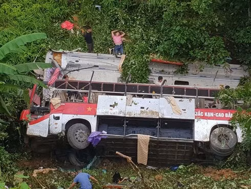 Xe khách giường nằm lao vực ở Cao Bằng, 9 người thương vong.