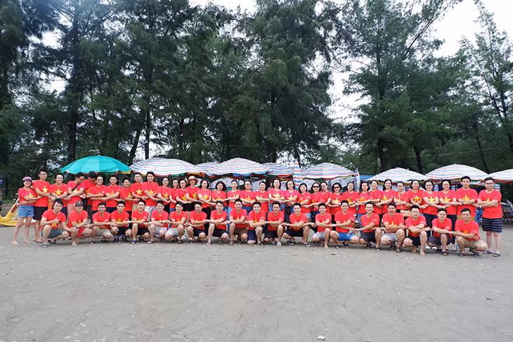 ĐVTN tham gia hoạt động team building trên bãi biển Trà Cổ (TP Móng Cái).