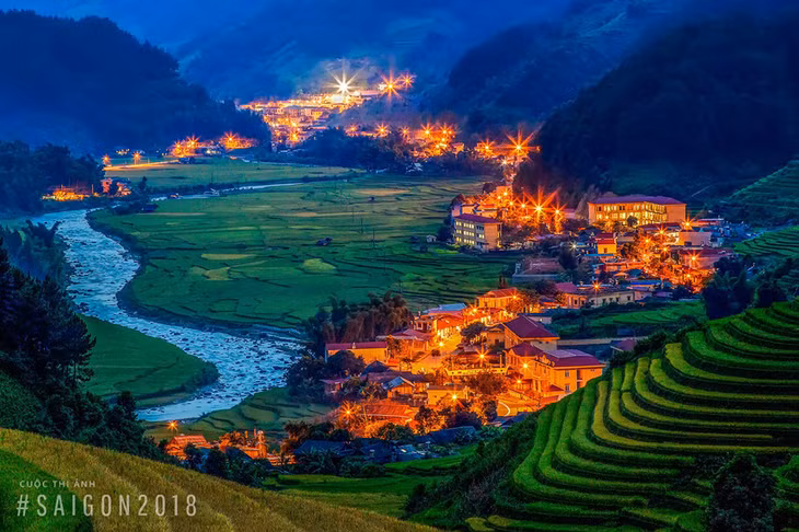 Đô thị hóa còn vươn đến những miền xa xôi của Tổ quốc, làm sáng bừng vùng rừng núi đã từng những đêm chỉ le lói ánh sáng yếu ớt. Ảnh: Nguyễn Nhật Tường.