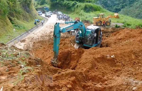 Quốc lộ 279 bị chia cắt hoàn toàn do sạt lở. (Ảnh: Quốc Khánh/TTXVN)
