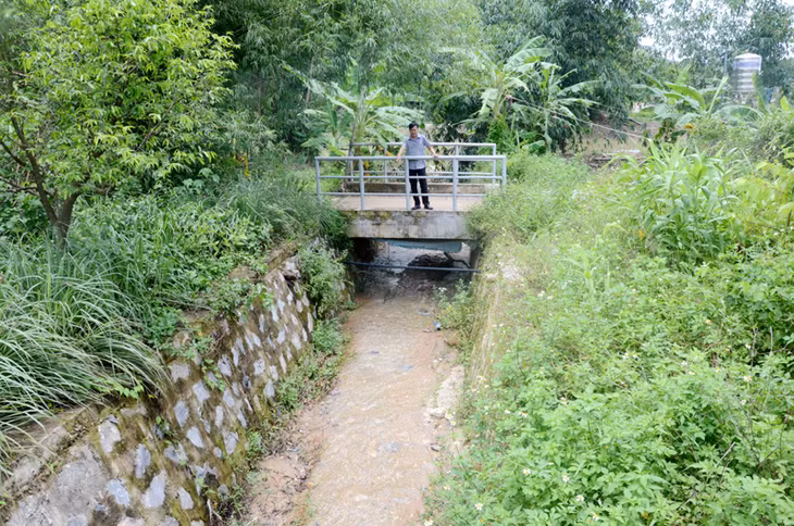 Hệ thống mương thoát nước gần nhà ông Hoàng Văn Sinh, khu 9, thị trấn Trới, huyện Hoành Bồ,