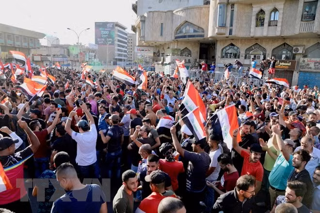 Người dân biểu tình phản đối tham nhũng và dịch vụ công yếu kém tại Baghdad, Iraq ngày 20/7. (Nguồn: THX/TTXVN)