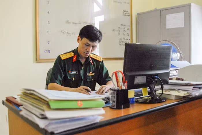 Đại úy Nguyễn Văn Lý chủ động nghiên cứu tài liệu, trau dồi kiến thức phục vụ công tác chuyên môn.