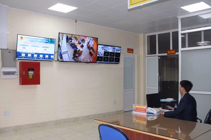 Cán bộ Trung tâm Hành chính công TX Đông Triều giám sát hoạt động của bộ phận tiếp nhận và trả kết quả hiện đại cấp xã qua hệ thống camera.