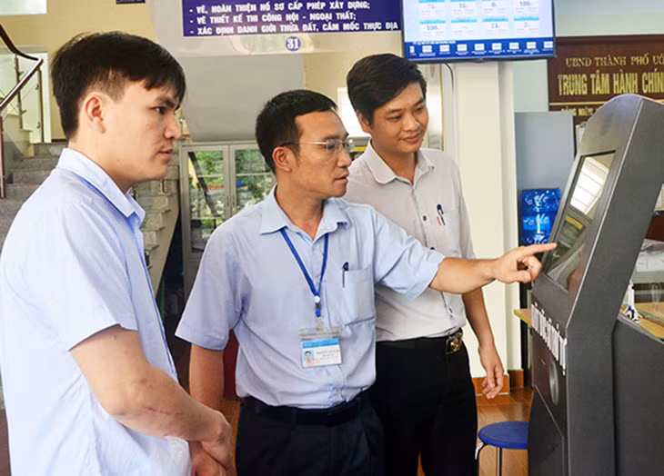 Người dân TP Uông Bí sử dụng dịch vụ công trực tuyến