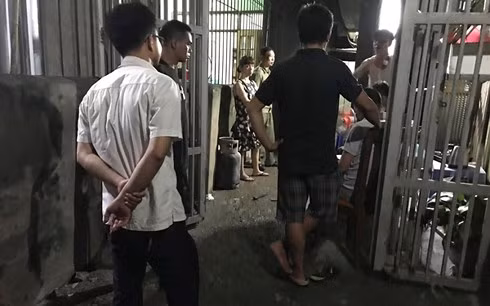 Nhiều người dân theo dõi sự việc.
