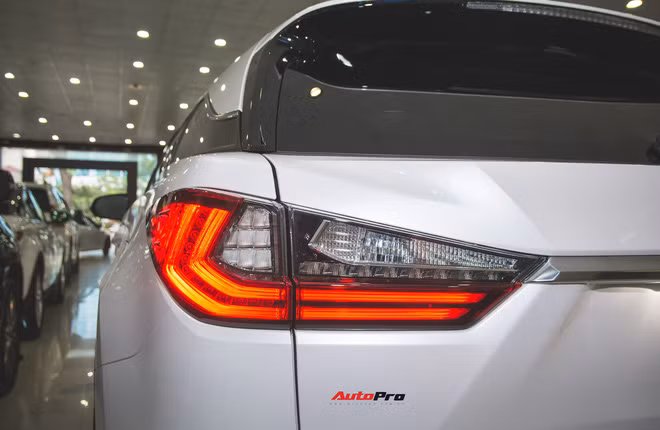Đèn chiếu sáng và đèn hậu đều LED.